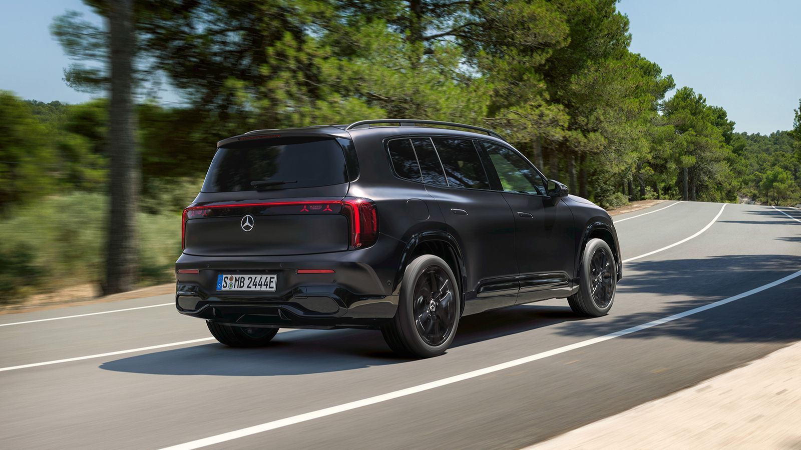 Η Mercedes-Benz ανοίγει το βιβλίο παραγγελιών για τη νέα Mercedes-Benz GLB στην ελληνική αγορά, εγκαινιάζοντας την εμπορική πορεία του premium C-SUV μ